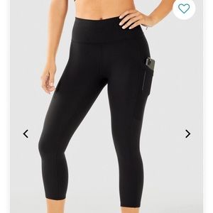 New!! Fabletics Mila pocket Capri leggings